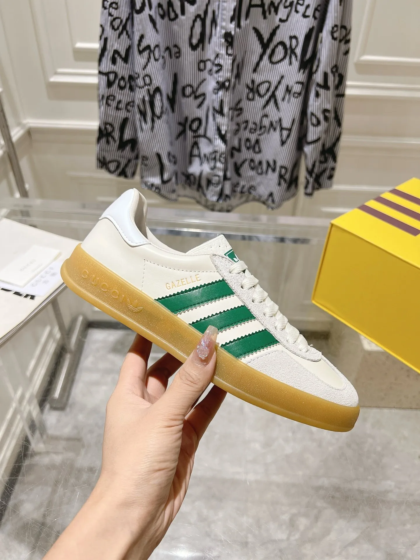 👟👟Ex-factory price 520👟👟Gucci&adidas joint limited edition couple's sneakers. A super nice joint casual sneaker with rich and bold colors! It showed everyone a completely different charm from the past! Combining retro style and youthful sports style to create a new aesthetic! Vitality yet stylish at the same time! ! Upper - made of cowhide, cowhide, cloth. Lining - sheepskin lining for foot pads. Sole - original open-molded beef tendon non-slip and wear-resistant outsole. Size: 35-47 (couple style)